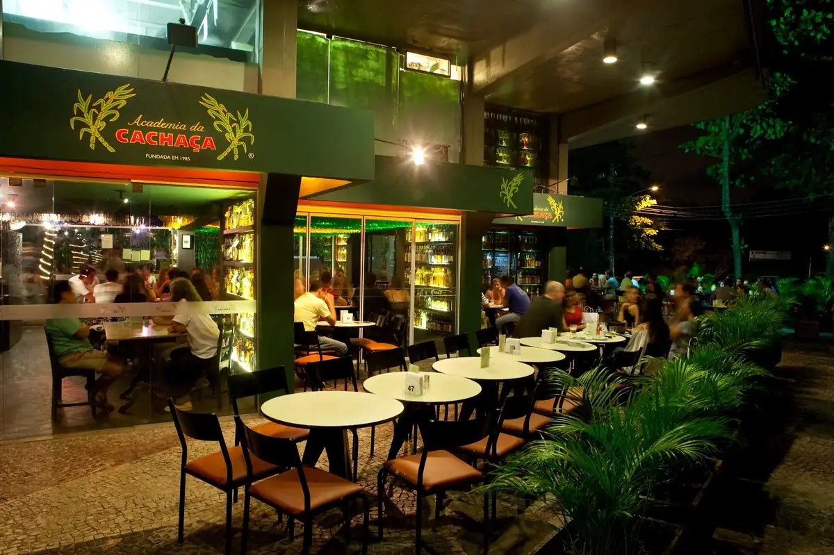 Academia da Cachaça Barra da Tijuca — área externa à noite, o Museu da Cachaça