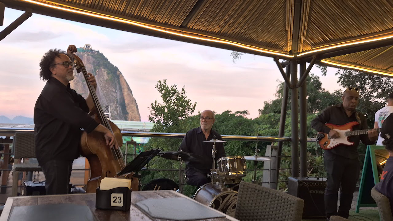 Banda de jazz ao vivo no terraço da Embaixada Carioca ao entardecer — Morro da Urca, Rio de Janeiro