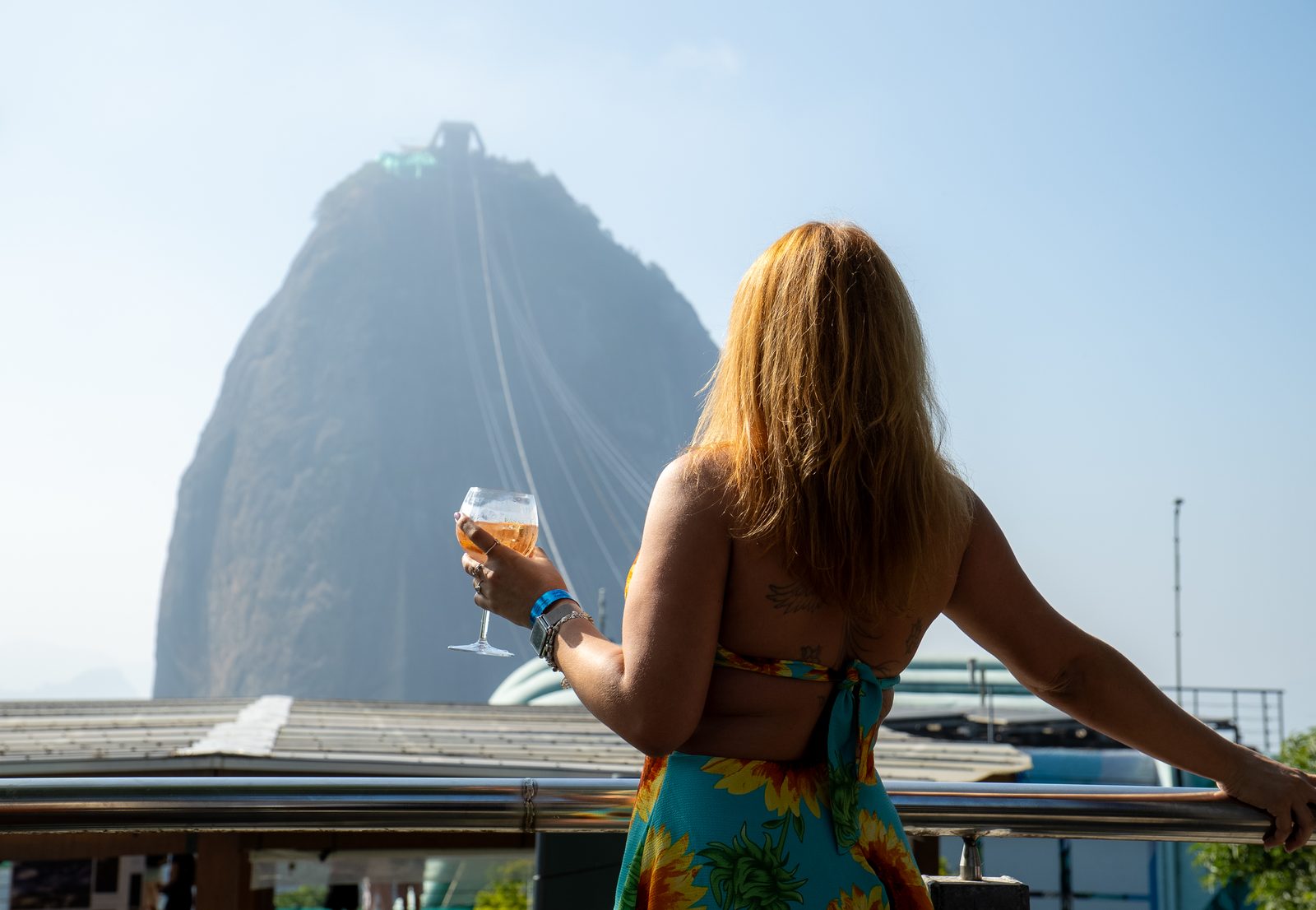 Mesa farta de café da manhã com vista para o Pão de Açúcar na Embaixada Carioca — o melhor café da manhã com vista no Rio de Janeiro, Morro da Urca