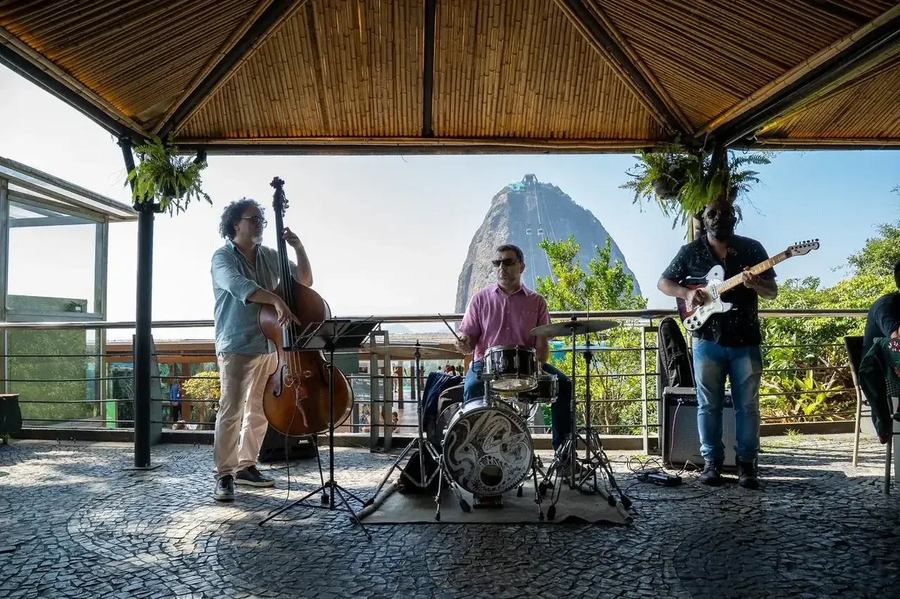 Casal em breakfast romântico com vista para o Rio de Janeiro na Embaixada Carioca — programa especial para casais no Urca Hill