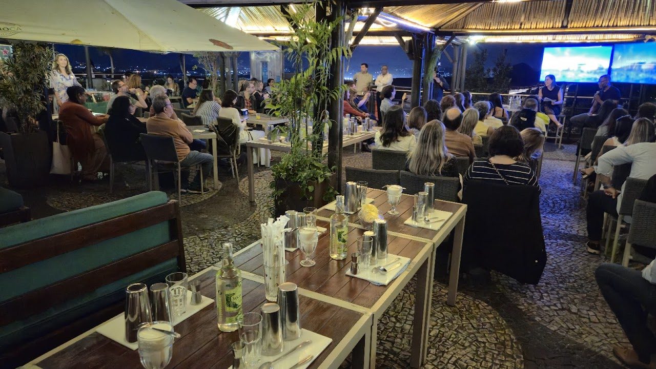 Evento noturno na Embaixada Carioca com vista para o Rio