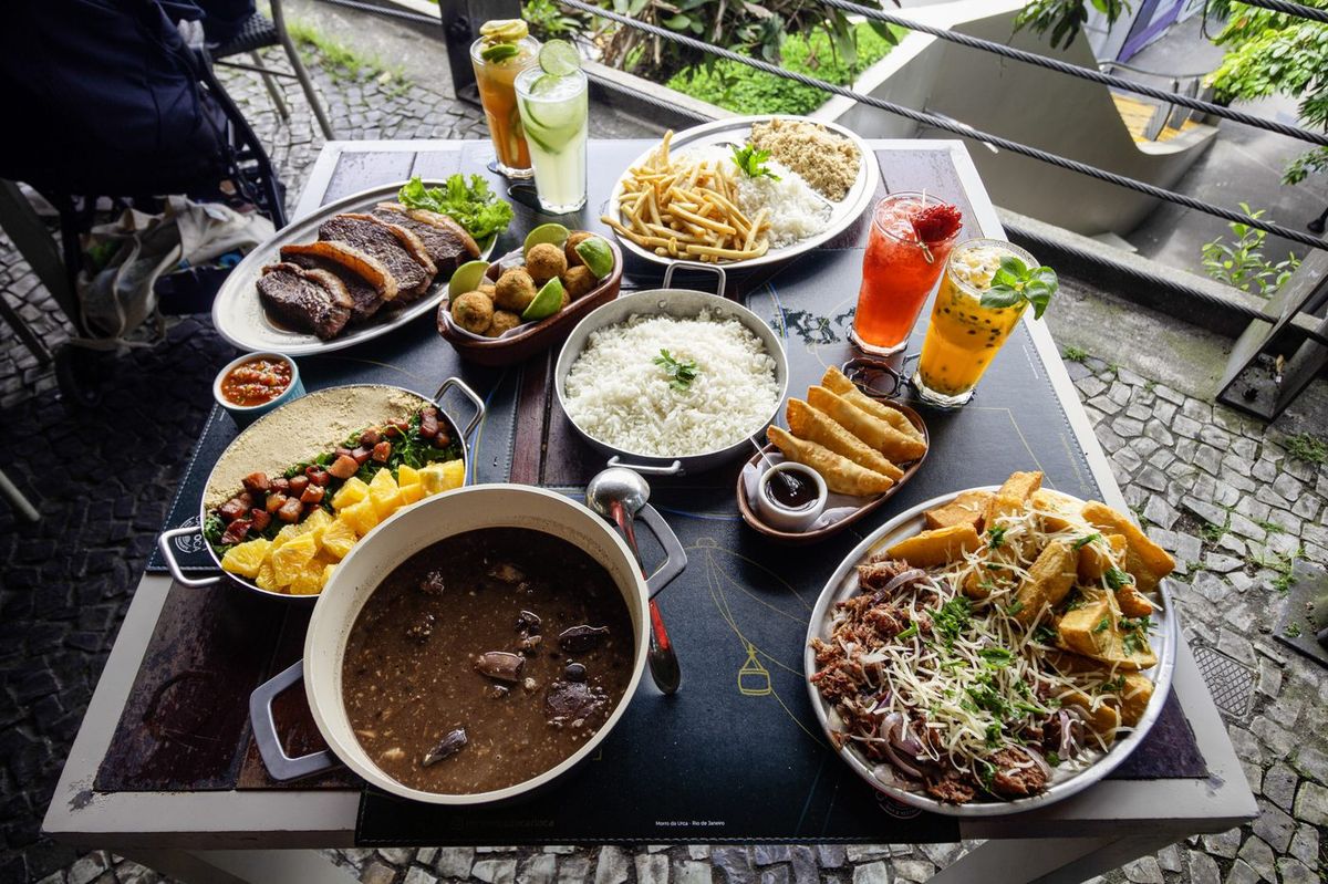 Mesa de almoço com pratos típicos brasileiros na Embaixada Carioca — melhor restaurante com vista no Morro da Urca, Rio de Janeiro