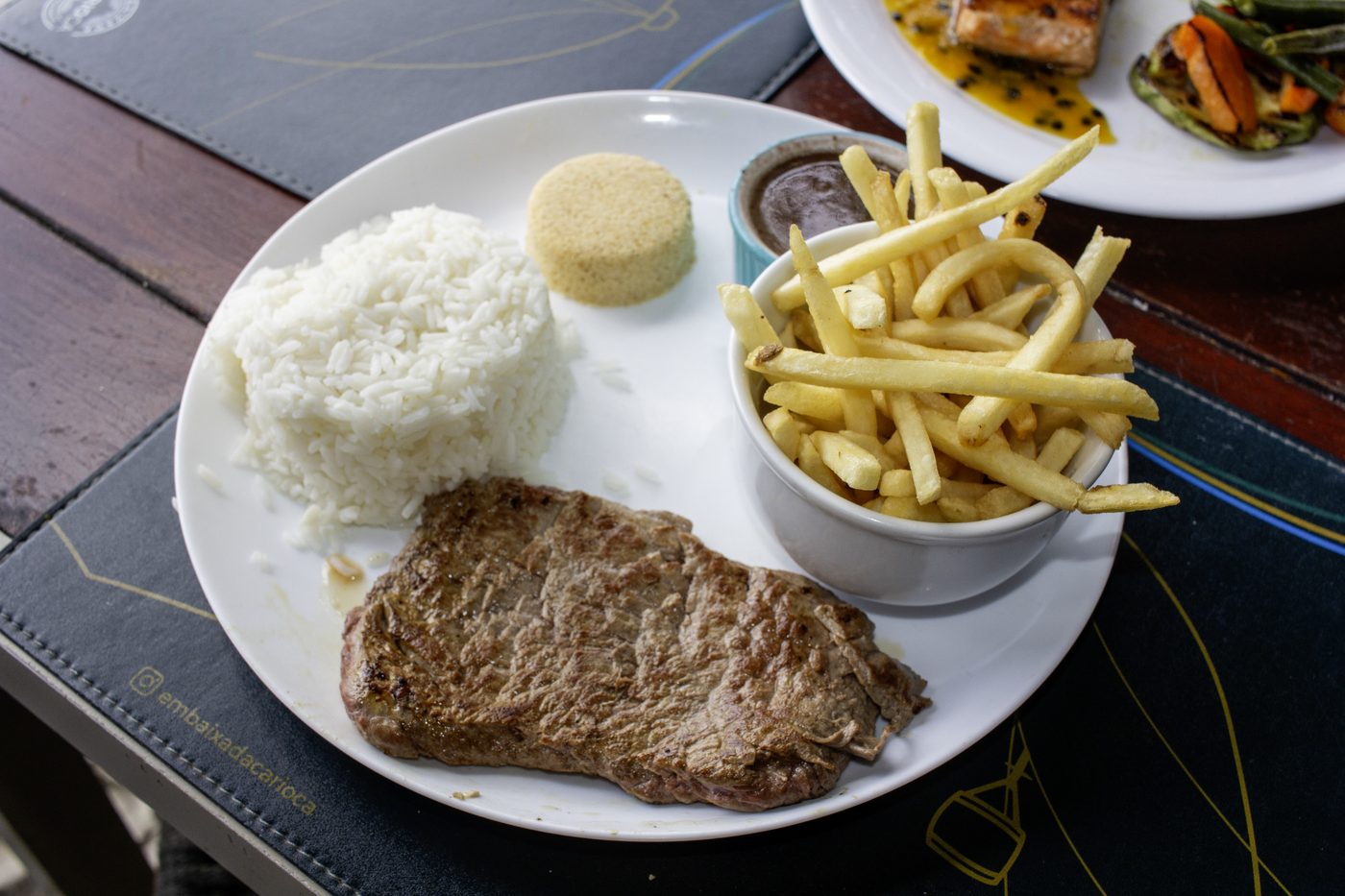 Picanha grelhada com arroz, farofa e batata frita — prato mais pedido no almoço da Embaixada Carioca
