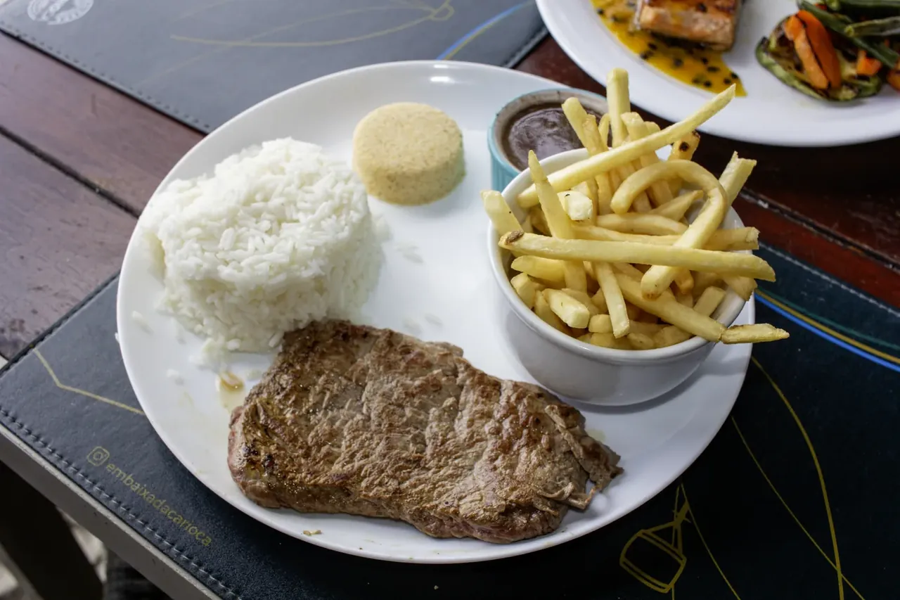 Picanha grelhada com arroz, farofa e batata frita — prato mais pedido no almoço da Embaixada Carioca