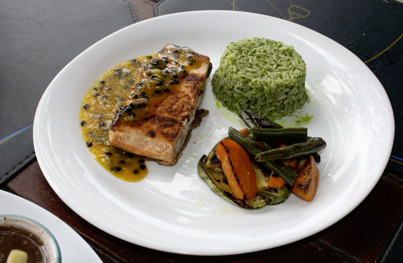 Salmão ao molho de maracujá com arroz verde e legumes grelhados — especialidade do Chef Walace na Embaixada Carioca