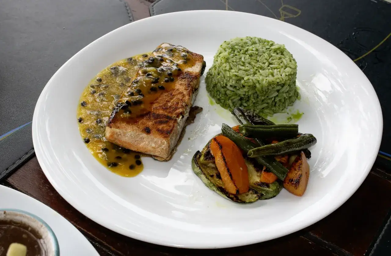Salmão ao molho de maracujá com arroz verde e legumes grelhados — especialidade do Chef Walace na Embaixada Carioca