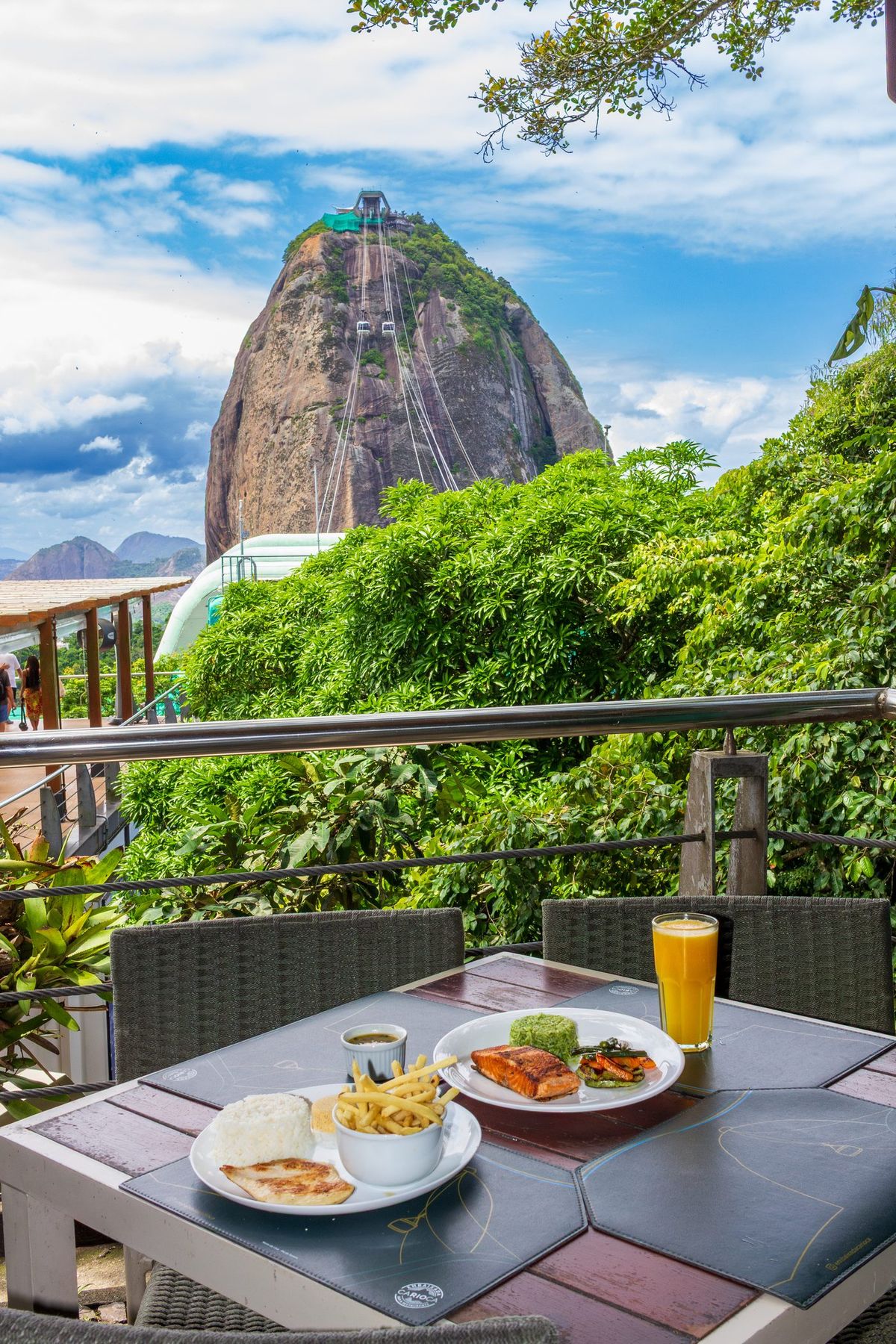 Salmão grelhado com vista para o Pão de Açúcar — almoço na Embaixada Carioca, Morro da Urca