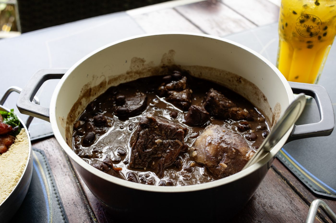 Feijoada completa no caldeirão — servida todos os dias na Embaixada Carioca, restaurante no Morro da Urca