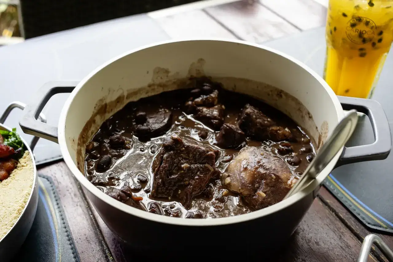 Feijoada completa no caldeirão — servida todos os dias na Embaixada Carioca, restaurante no Morro da Urca