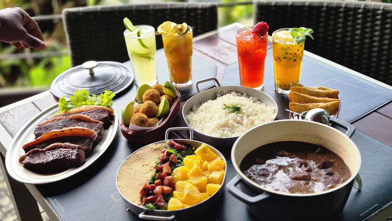 Feijoada completa com arroz, couve, farofa e laranja