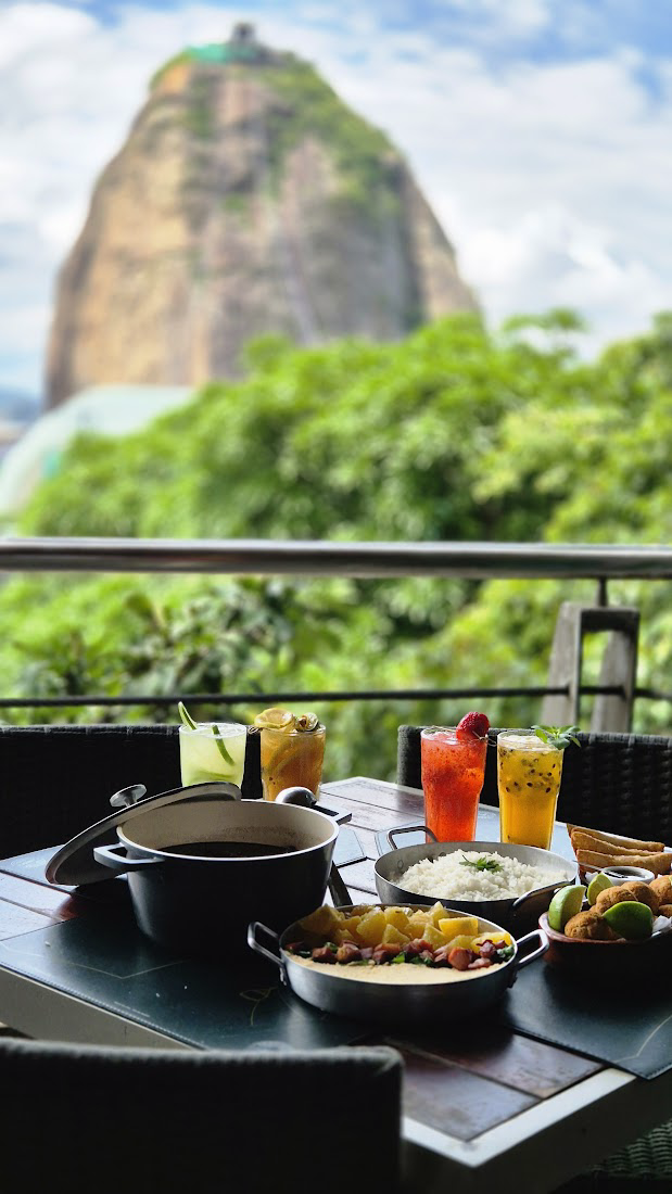 Feijoada premiada con carne seca y bebidas tropicales en la terraza — Embaixada Carioca, Morro da Urca