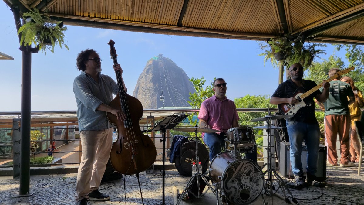 Live band at Embaixada Carioca with Sugarloaf Mountain in the background