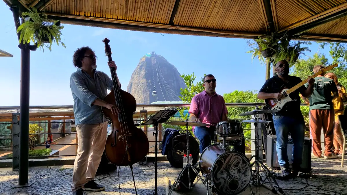 Música ao vivo e entretenimento cultural no restaurante bondinho Pão de Açúcar
