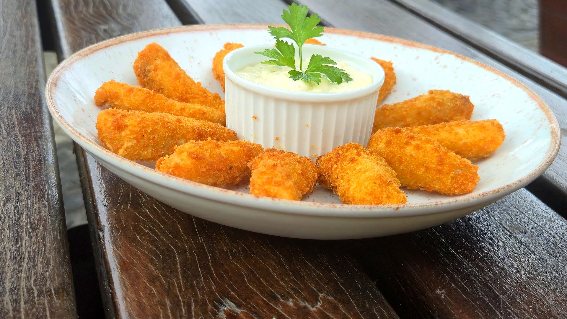Bolinho de bacalhau crocante — petisco do café da manhã na Embaixada Carioca