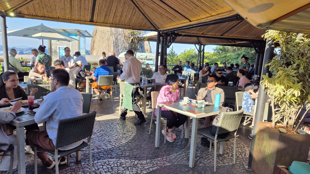 Salão da Embaixada Carioca ao entardecer com vista para o Pão de Açúcar
