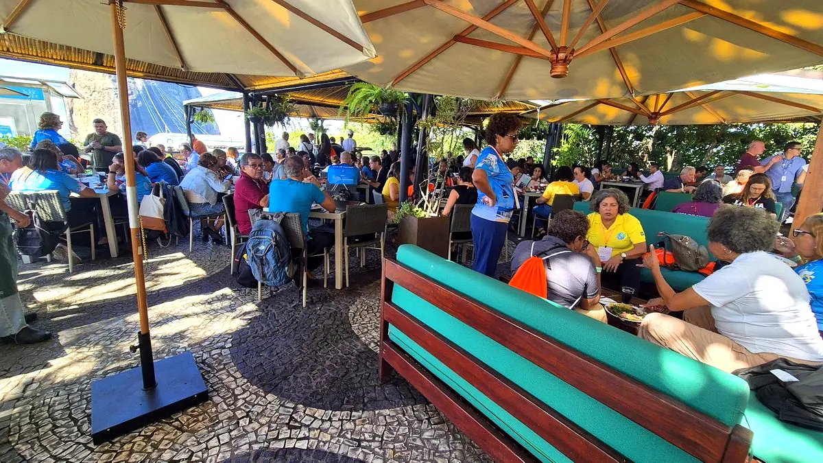 Salão da Embaixada Carioca com vista frontal para o Pão de Açúcar