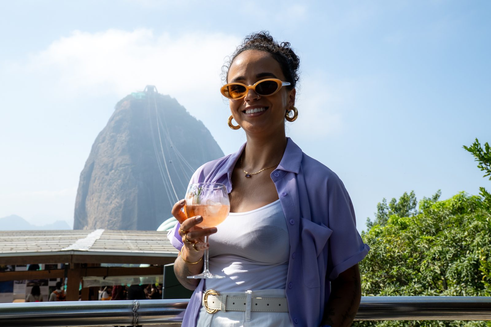 Grupo de amigos brindando com caipirinhas na Embaixada Carioca — o melhor lugar para comemorar no Rio de Janeiro, Morro da Urca