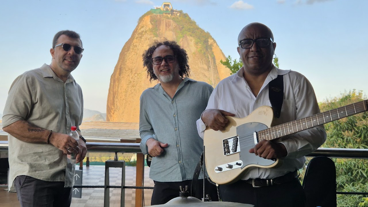 Músico ao vivo com guitarra e o Pão de Açúcar ao fundo — Embaixada Carioca, Morro da Urca