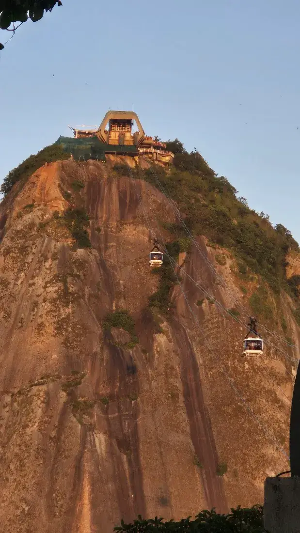 Bondinhos entre o Morro da Urca e o Pão de Açúcar no Rio de Janeiro
