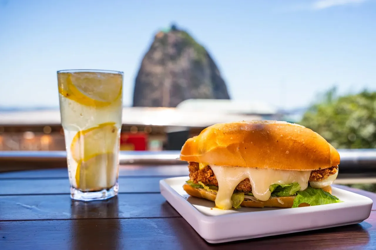 Sanduíche artesanal com Sugarloaf Mountain in the background na Embaixada Carioca — breakfast e brunch com vista no Urca Hill, Rio de Janeiro