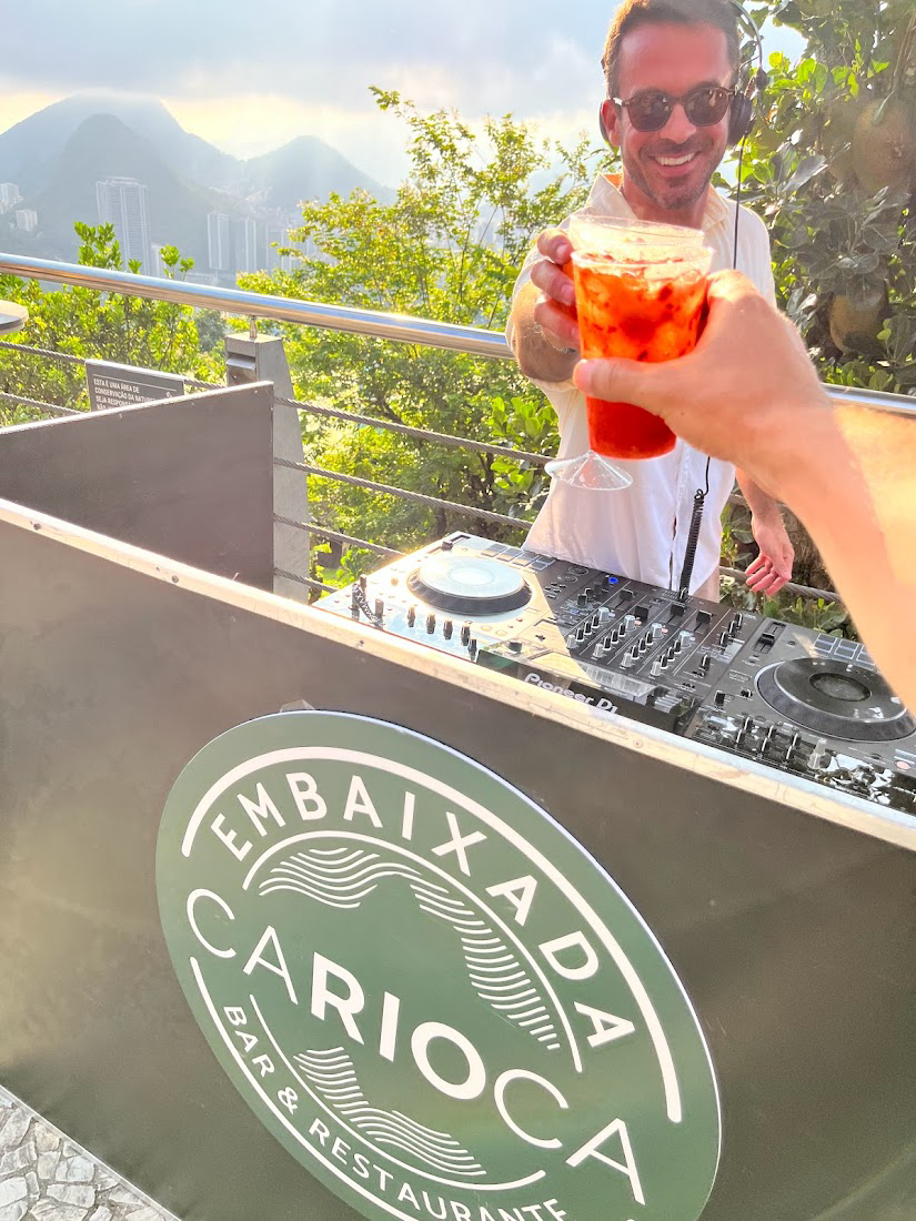DJ Tommax en la cabina de la Embaixada Carioca con un drink durante el Sunset en el Parque Bondinho Pan de Azúcar, Morro da Urca, Río de Janeiro