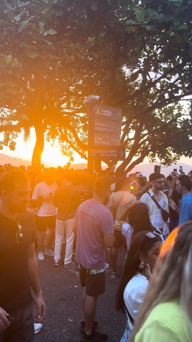 Puesta de sol naranja en el Parque Bondinho Pan de Azúcar, Morro da Urca, Río de Janeiro
