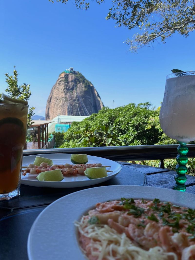 Post de Embaixada Carioca en Instagram — Almuerzo de mariscos con vista panorámica en Morro da Urca